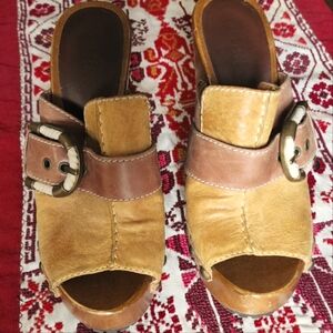 GUESS Clogs